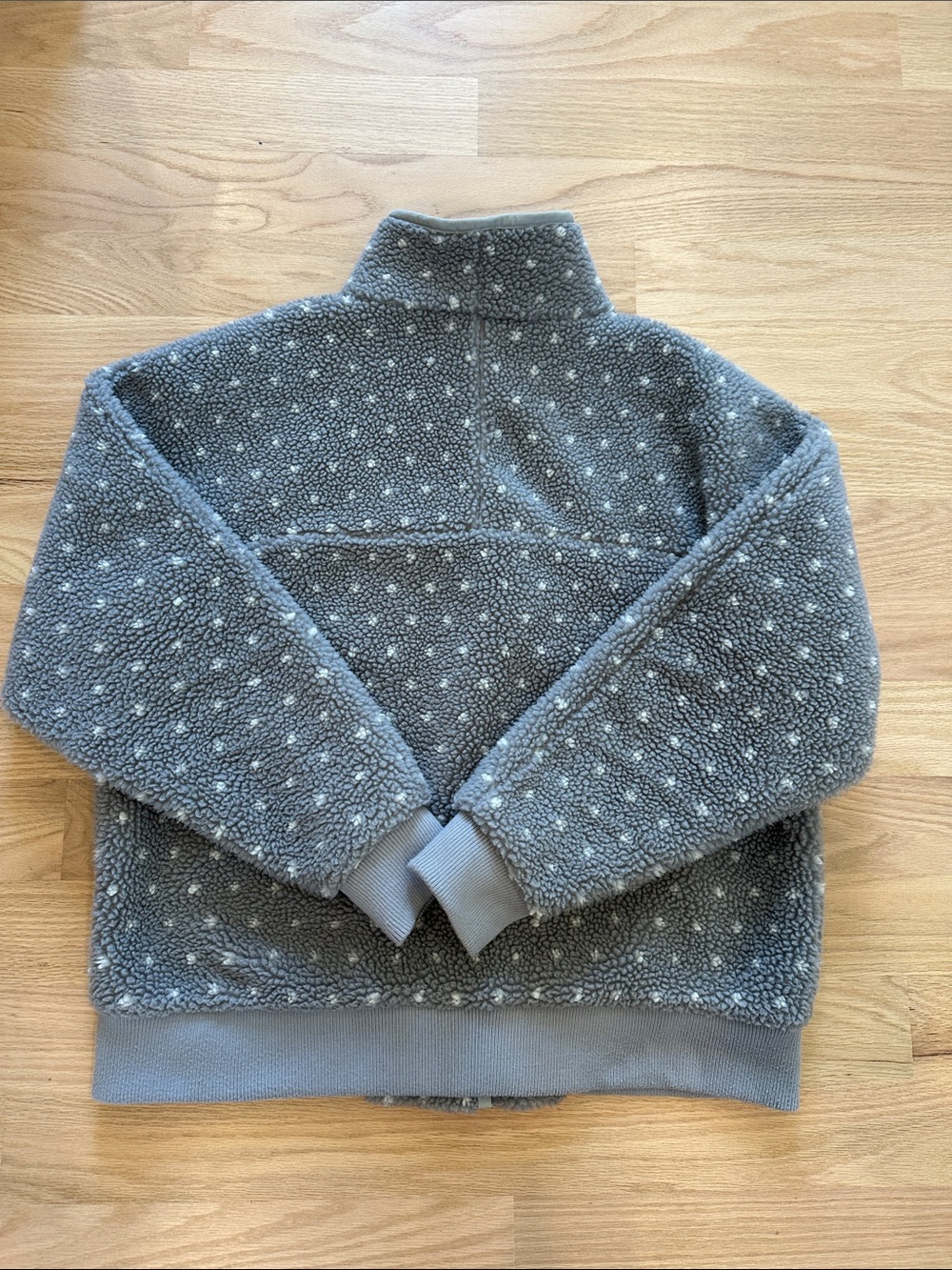 Patagonia Womens’ Gray Sherpa Snap-Front Jacket with white polka Dot Pattern - Picture 2 of 5